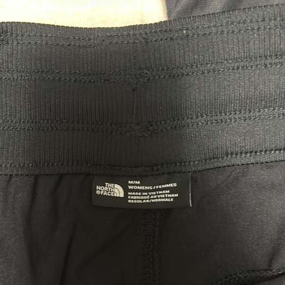 Size M North Face capris - Picture 3 of 4